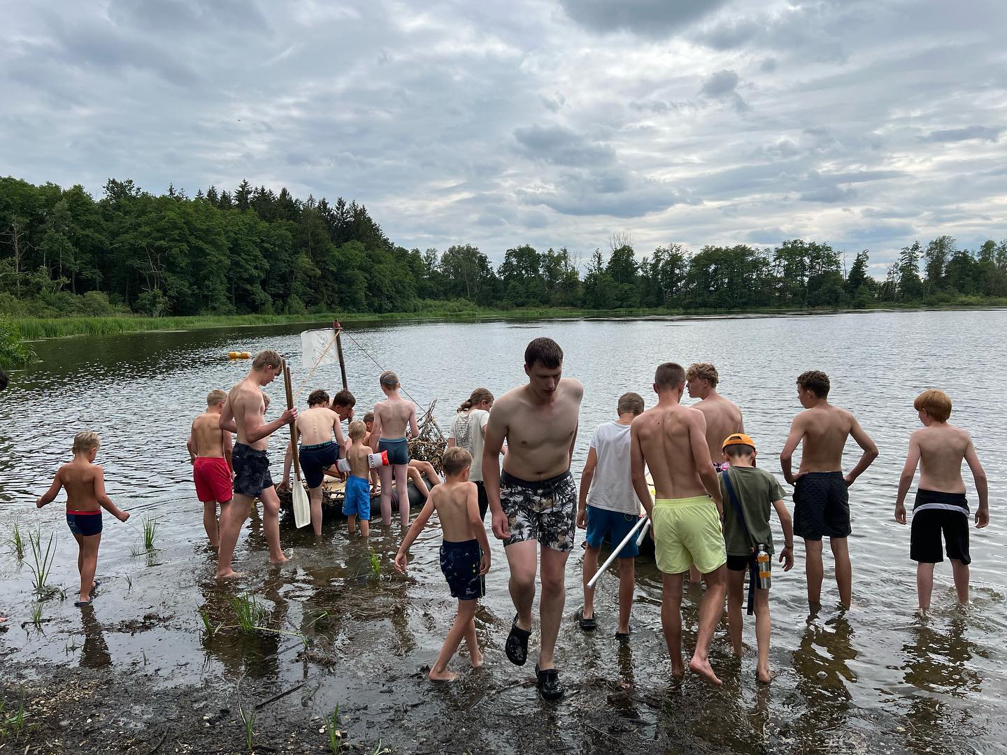 Am Nachmittag mussten die Jungs bei einer Regatta beweisen welches Boot das stärkste und schnellste ist. Abends mussten wir dann bei einem Pub-Quiz in der Spelunke beweisen, welches Team auch noch Köpfchen hat. Gewonnen hat am Ende das Team „Kanonen“. Auß