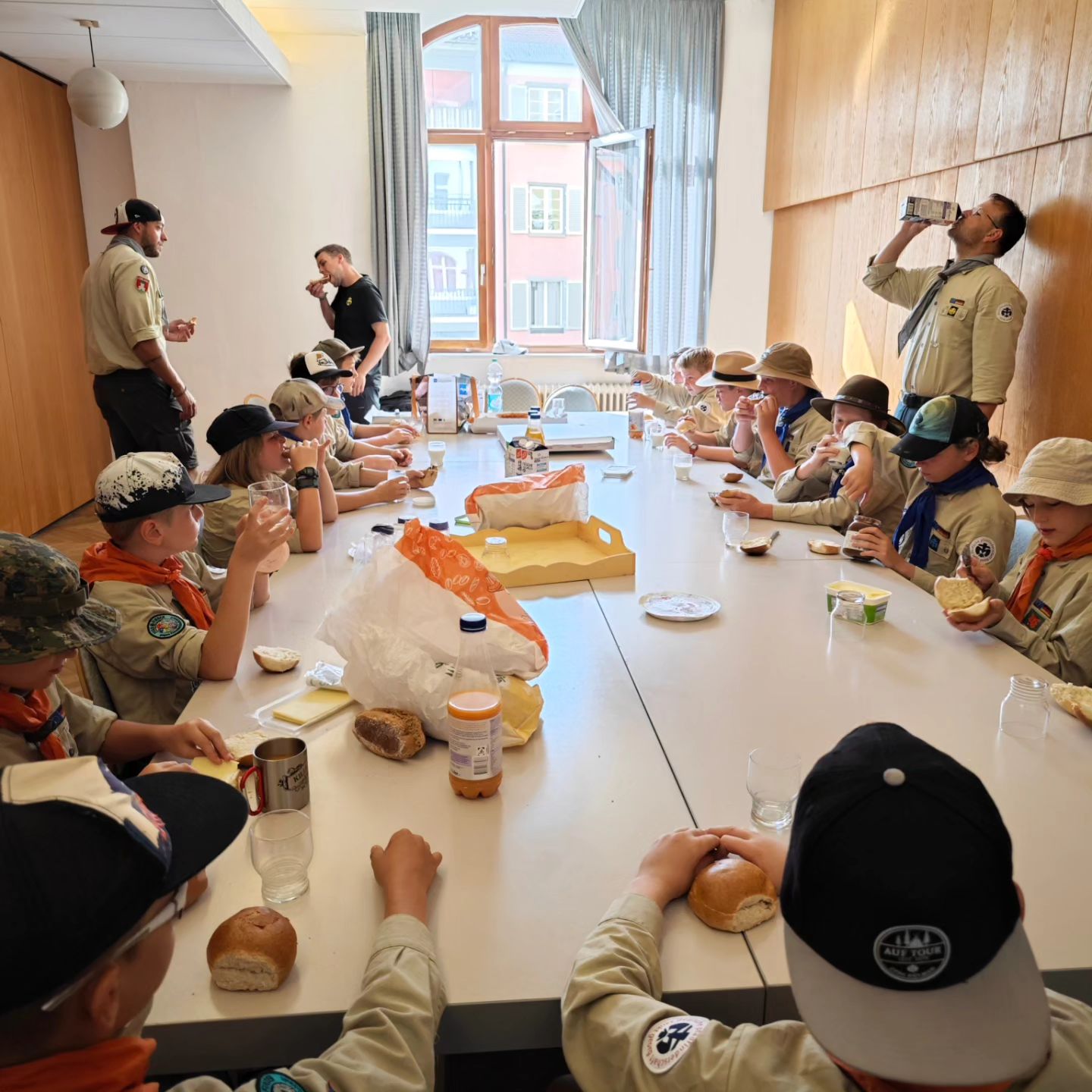 Juffi Montag und Juffi Donnerstag starten gestärkt in den Tag. Auf geht\'s nach Ravensburg!
#auftour
#dpsg