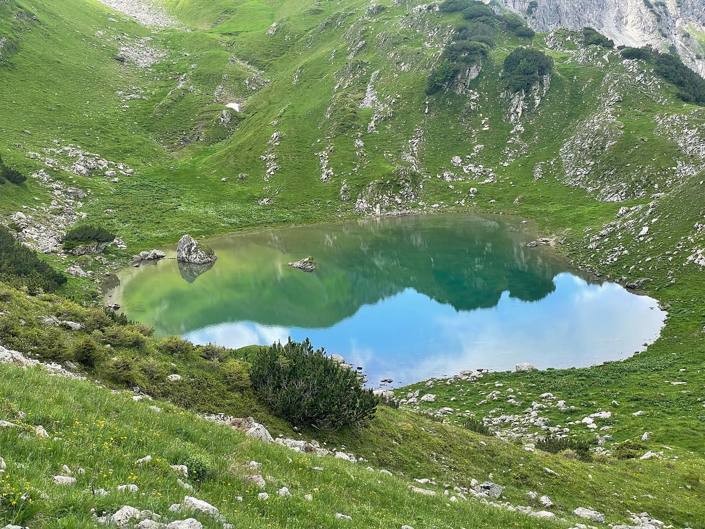 Heute ist das @roverrudel.duelmen mal eben das Nebelhorn hochgekraxelt. Aber den schwereren Weg über die Rückseite. Zur Belohnung gab es oben eine Portion Kässpätzle. Alle hatten Spaß sind einen geilen Aufstieg. Den Abend klingen wir nun gemütlich im Bier