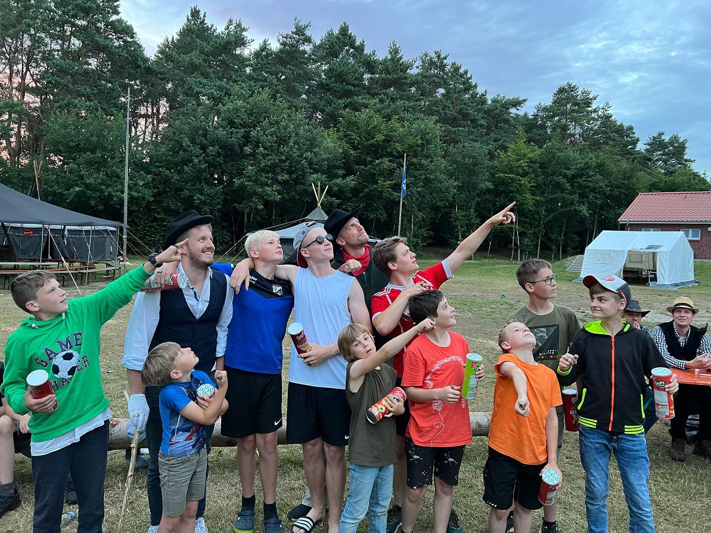 Eskalation in Dörpen am Samstag! 
Nachdem die Jungs in Gruppen angetreten sind, um ihre Claims zu verteidigen und neue zu erobern, gab es abends in den Gruppen Burger. Parallel züchteten die Gruppen reinrassige Steckenpferde und mussten diese abends noch 