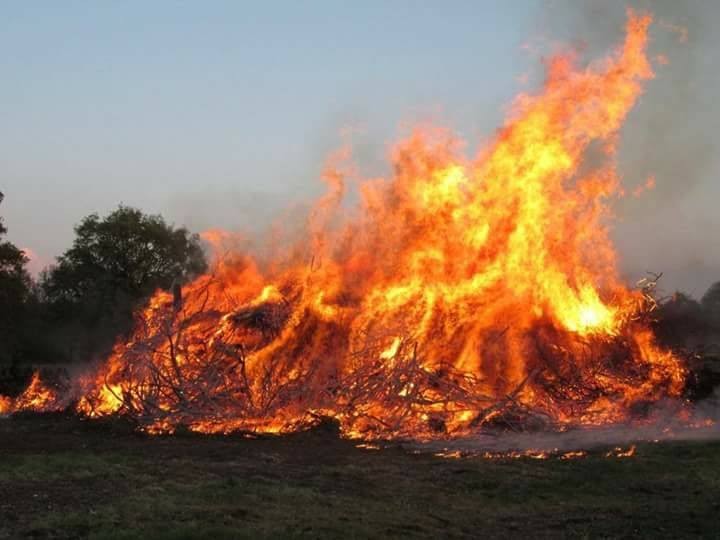 Freut ihr euch auch schon auf das Osterfeuer? ?

Am Ostersonntag um 19.00 Uhr ist es endlich soweit. Wir freuen uns schon riesig.

?️Hier ein kleiner Park-Hinweis für euch:
Bitte nutzt den Seitenstreifen entlang des Dernekämper Höhenwegs. Am besten kommt 