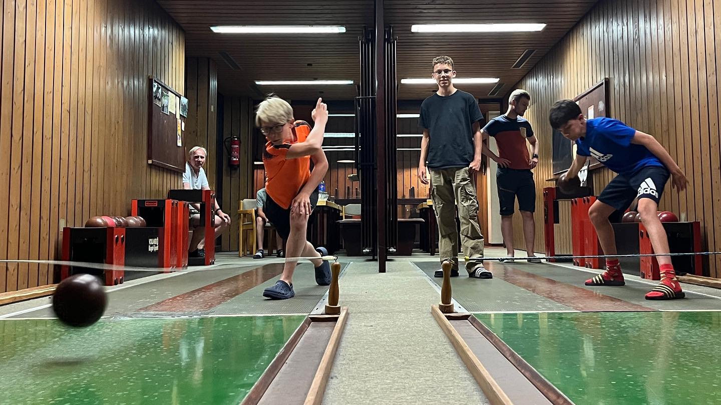 Die #PfadiDo hatten einen super, mega Tag in Augsburg. ??
Tagsüber Familien-Schwimmbad. ?♀️ 
Abends der Knaller!!!
Das Pfarrheim hat eine eigene Kegelbahn, die wir kostenlos für eine Kegelparty nutzen durften. ?