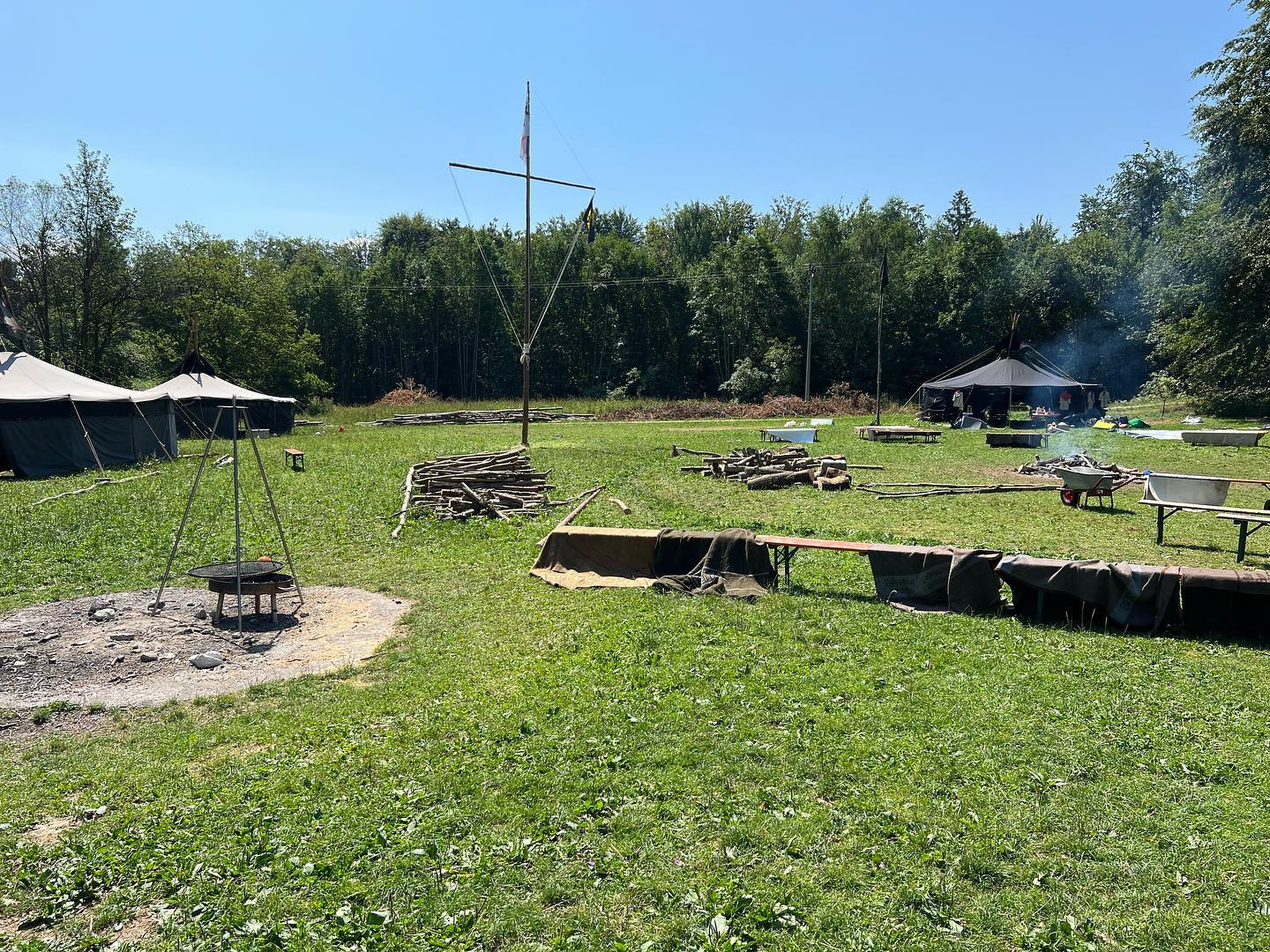 Und dann ist es schon fast wieder vorbei. Heute beginnt der Abbau unseres Zeltlagers. Während Wös und Juffis in einen nahegelegenen Freizeitpark, oder wie wir es nennen Nachttopfmuseum, gefahren sind, rackern Pfadis und Rover am Platz um das Material zurü