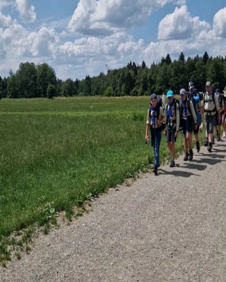 Juffi Dienstag ist kurz vor Ende der letzten Etappe. Zum Auspowern gab es nochmal einen belgischen Kreisel, Liegestütze und Schubkarrenrennen. Natürlich mit Rucksack ? #juffidi #auftour #geiletruppe