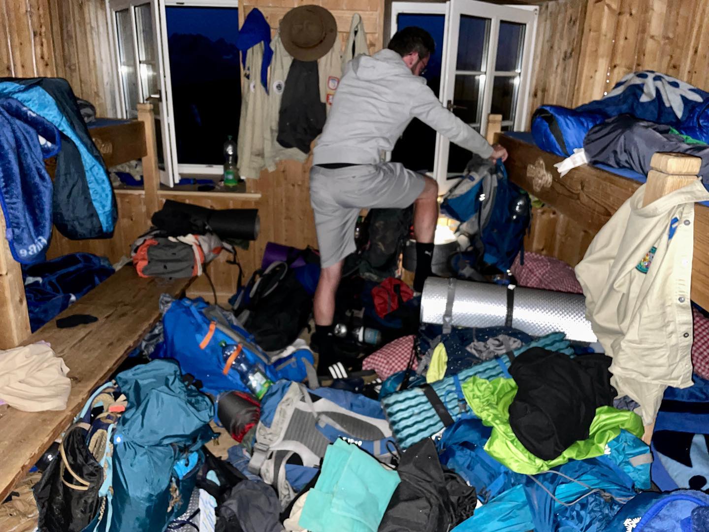 Nach etwas Chaos auf der Hütte ging es um 8:00 Uhr am letzten Tourtag von #PfadiDi noch hoch zur Spitze des Nebelhorns! Hier durften zwölf von den Jungs ihr Pfadi-Versprechen bei wirklich einmaliger Kulisse ablegen! Mit diesem Highlight als Abschluss geht