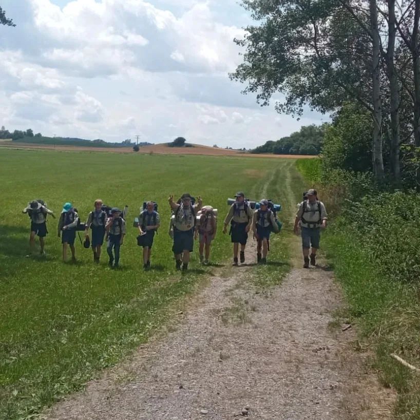 Juffi Dienstag ist heute Nachmittag in Bad Waldsee angekommen. Unterwegs (im Steinacher Ried/Moor) haben wir einige Blaubeersträucher gefunden, welche zur direkten Nahrungsaufnahme herhalten mussten. Die Jungs waren begeistert. In Strand- und Freibad in B